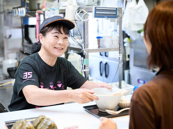 商品を提供するスタッフ